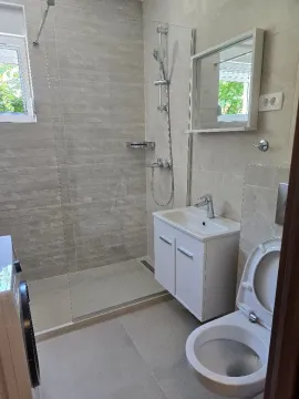 Moderno opremljeno kupatilo sa tuš kabinom, umivaonikom i toaletom. - image 4