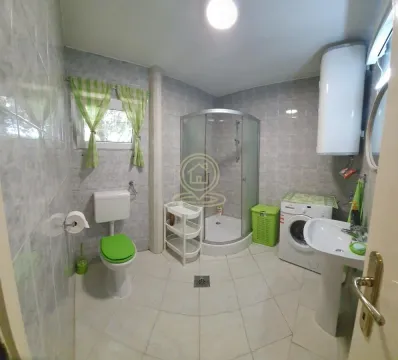 Kupatilo opremljeno tuš kabinom, umivaonikom, wc šoljom i veš mašinom. - image 7