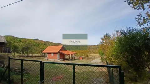 Pogled na manju kuću sa placem i ogradom. - image 14