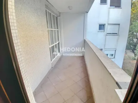 Nagrađena terasa sa popločanim podom i pogledom na okolne zgrade. - image 10