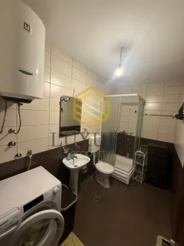 Manje kupatilo sa tuš kabinom, umivaonikom, WC šoljom i veš mašinom. - image 2