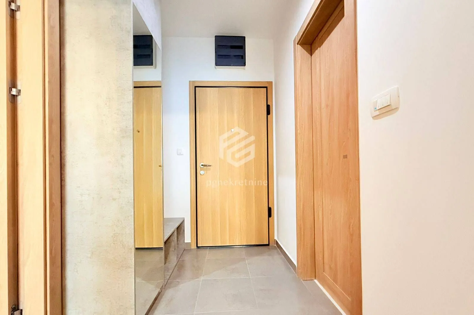 Izdavanje, jednosoban stan, 49m², City Kvart, Podgorica
