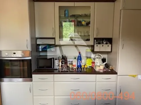 Kuhinja sa bež elementima, ugradnom rernom i mikrotalasnom pećnicom. - image 5