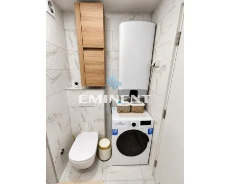 Kupatilo opremljeno sanitarijama, mašinom za veš i bojlerom. - image 11
