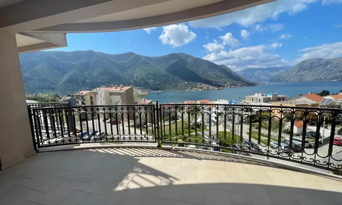 Prodaja, dvosoban stan, 106m², Dobrota, Kotor