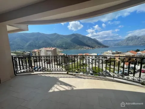 Prodaja, dvosoban stan, 106m², Dobrota, Kotor