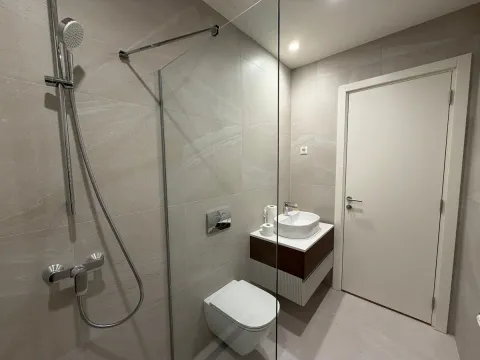 Moderno kupatilo sa tuš kabinom, umivaonikom i ugradnom wc šoljom. - image 7