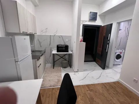 Manja kuhinja sa frižiderom, sudoperom i radnim stolom. - image 3