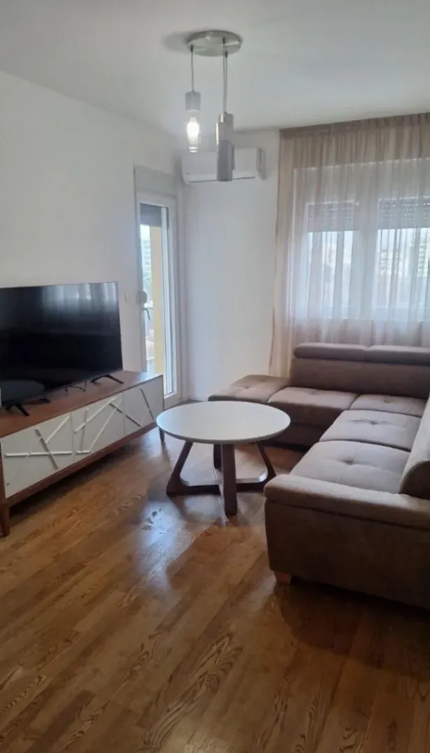 Izdavanje, jednosoban stan, 45m², Pobrežje, Podgorica