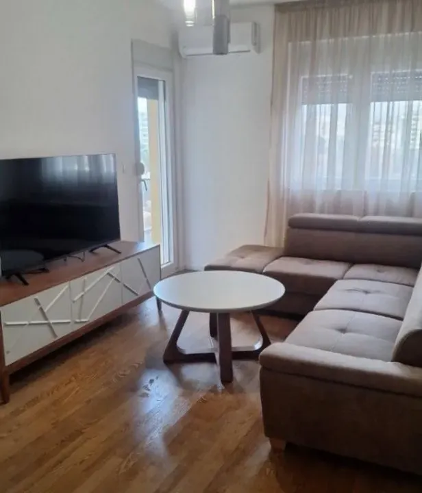 Izdavanje, jednosoban stan, 45m², Pobrežje, Podgorica