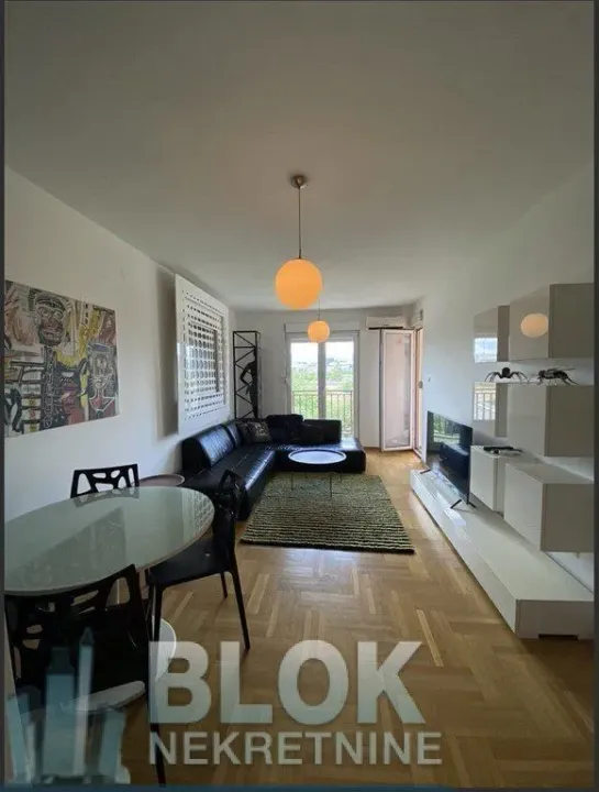 Izdavanje, dvosoban stan, 75m², Podgorica, Crna Gora