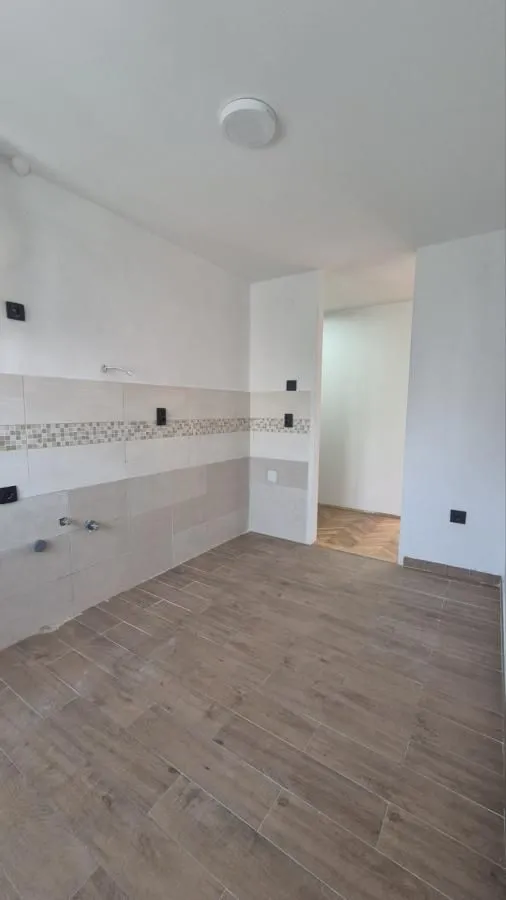 Prodaja, trosoban stan, 57m², Adamovićevo Naselje, Novi Sad Sve Podlokacije