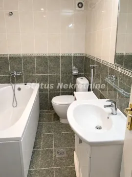 Potpuno opremljeno kupatilo sa kadom, umivaonikom i toaletom. - image 9