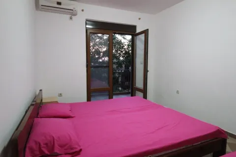 Jednostavna spavaća soba sa bračnim krevetom i izlazom na balkon. - image 7