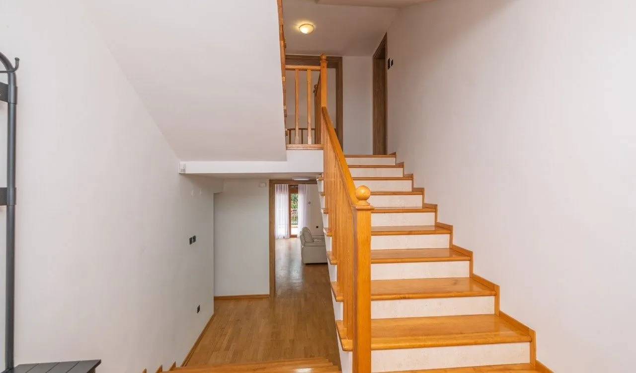 Rent, house, 280m², Gorica C, Podgorica