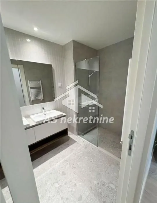 Izdavanje, četvorosoban stan, 110m², Savski Venac, Beograd
