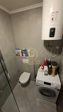 Manje kupatilo sa tuš kabinom, WC šoljom, veš mašinom i bojlerom. - image 14