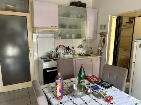 Kuhinja sa trpezarijom i elementima u enterijeru. - image 10
