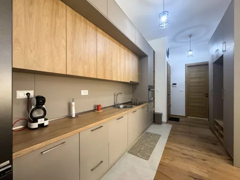 Moderna kuhinja sa drvenim elementima i ugradnim kućnim aparatima. - image 7