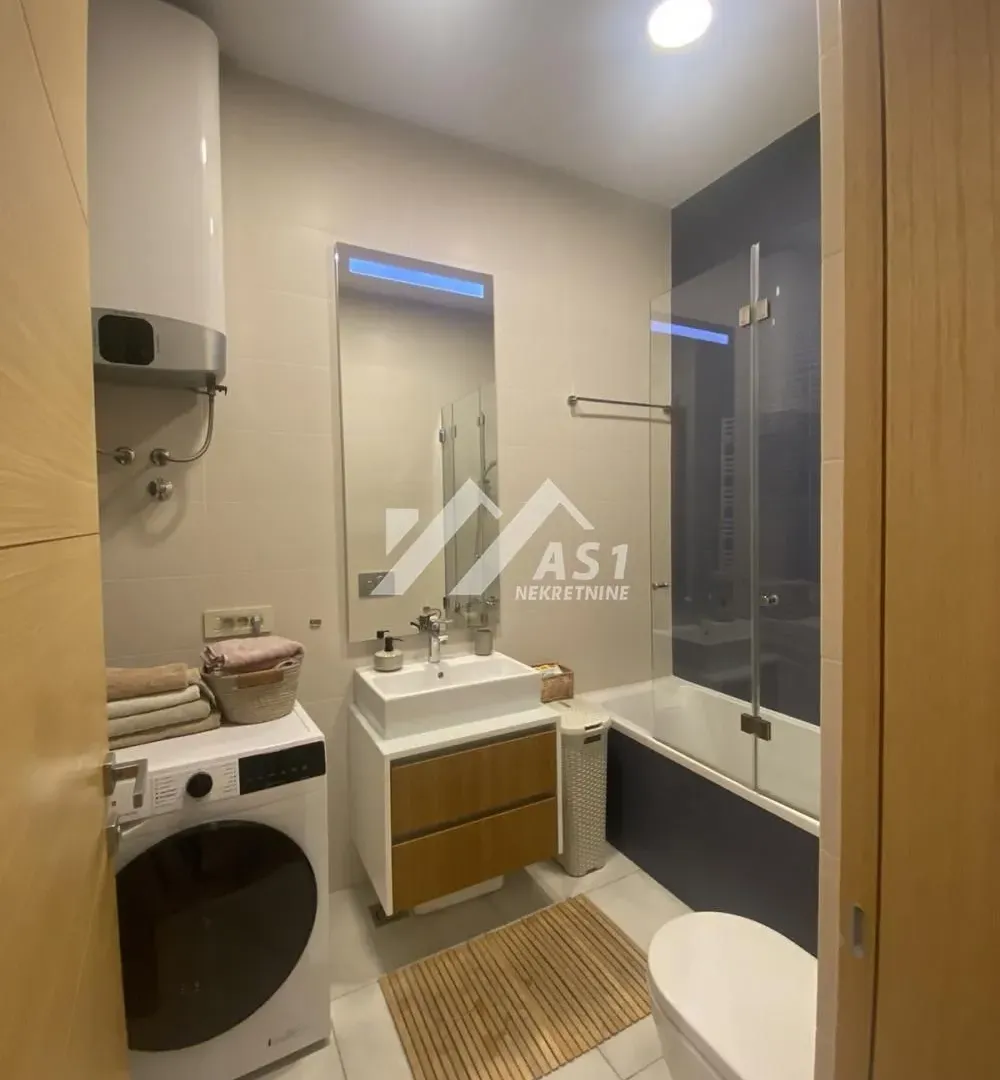Izdavanje, trosoban stan, 102m², Centar, Novi Sad