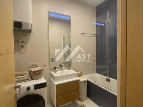 Izdavanje, trosoban stan, 102m², Centar, Novi Sad - image 10