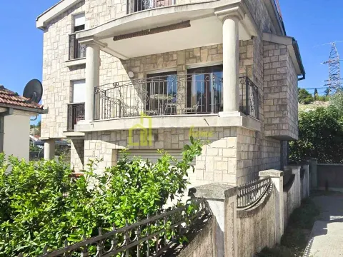 Izdavanje, kuća, 270m², Masline, Podgorica