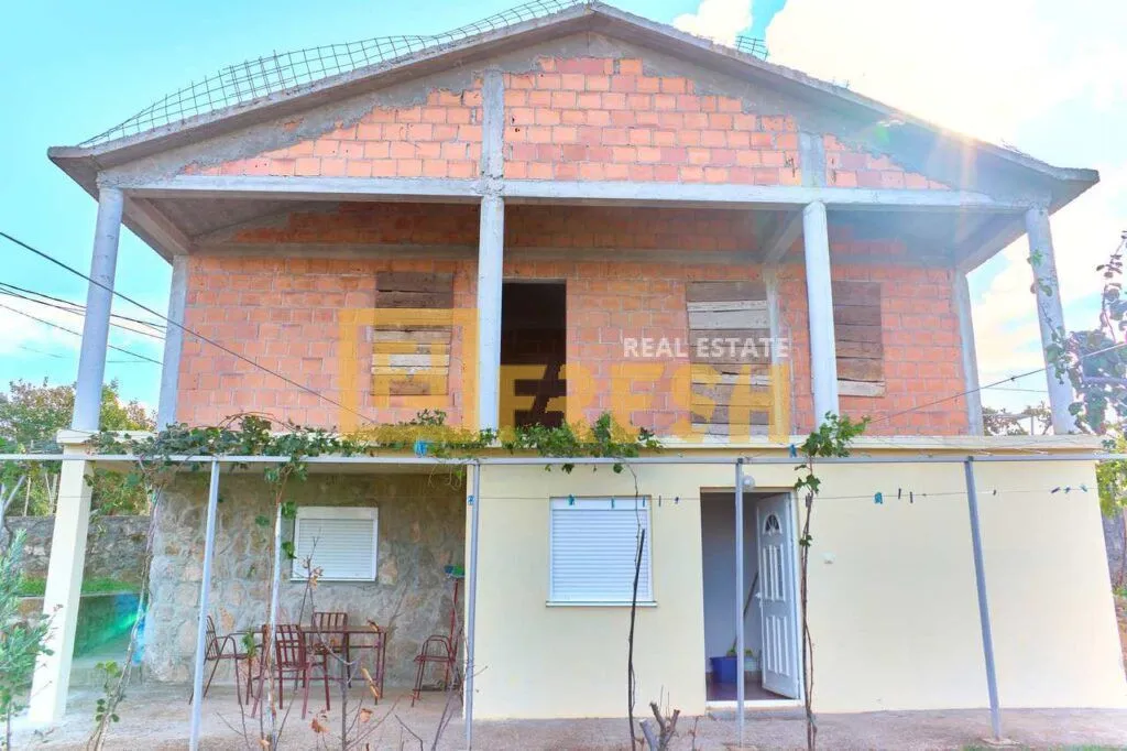 Sale, house, 190m², Kakaricka Gora, Podgorica