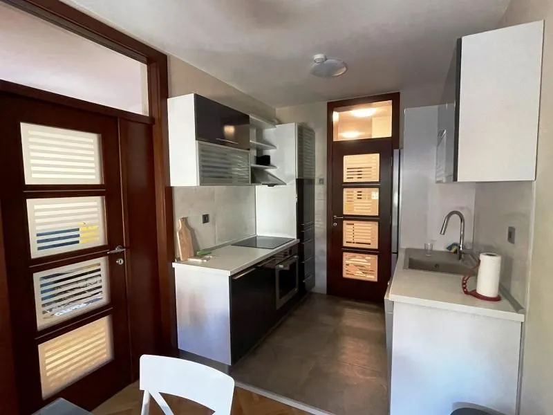 Izdavanje, trosoban stan, 85m², Medicinski fakultet, Niš