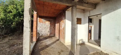 Natkriveni dio dvorišta i ulaz u kuću u izgradnji. - image 8