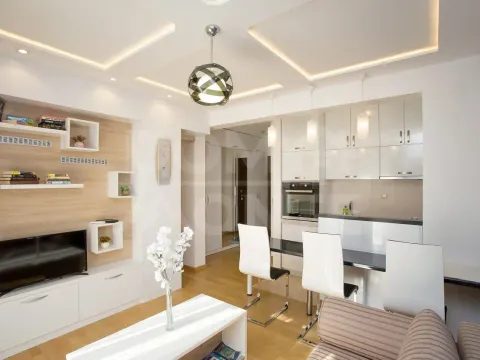 Rent, one bedroom apartment, 45m², Dobrota, Kotor - image 3
