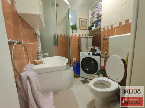 Kupatilo opremljeno tuš kabinom, umivaonikom, toaletom i veš mašinom. - image 9