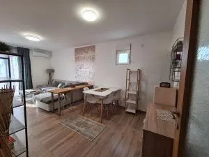 Izdavanje, dvosoban stan, 75m², Blok 5, Podgorica