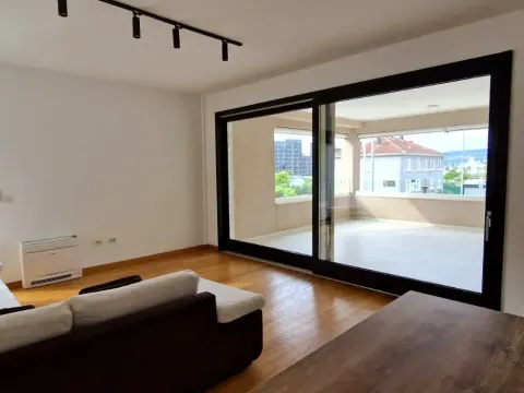Izdavanje, stan, 110m², Tivat, Crna Gora