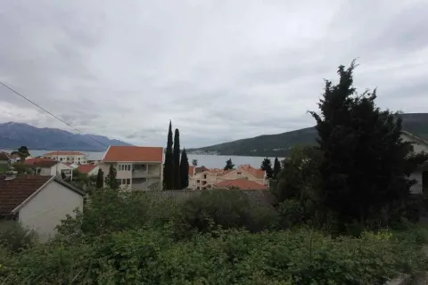 Pogled s visine na okolne kuće i more pod oblačnim nebom. - image 2