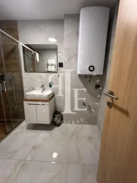 Savremeno opremljeno kupatilo sa umivaonikom, tuš kabinom i bojlerom. - image 11