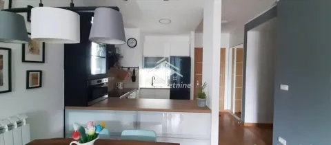 Pogled na moderno opremljenu kuhinju sa šankom i trpezarijskim stolom. - image 8