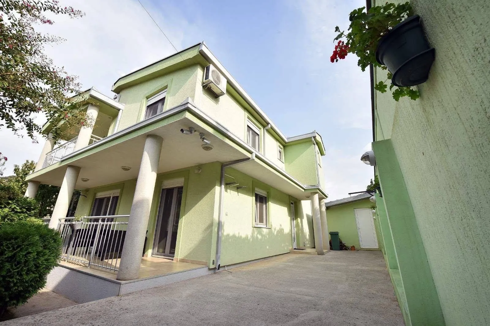 Rent, house, 175m², Vranići, Podgorica