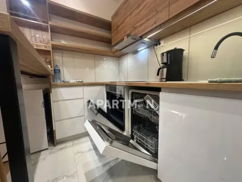 Moderna kuhinja sa otvorenim vratima mašine za sudove i rerne. - image 5
