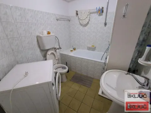 Kupatilo opremljeno kadom, umivaonikom, WC šoljom i veš mašinom. - image 8