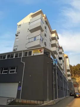 Spoljašnji izgled stambene zgrade sa balkonom. - image 25