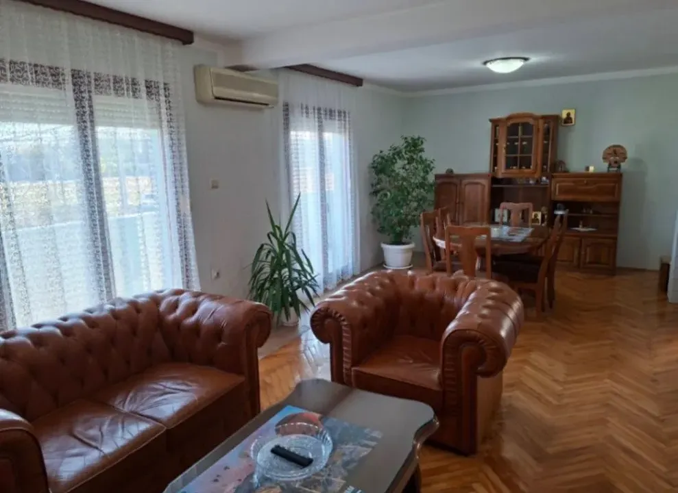 Izdavanje, trosoban stan, 100m², Zagorič, Podgorica
