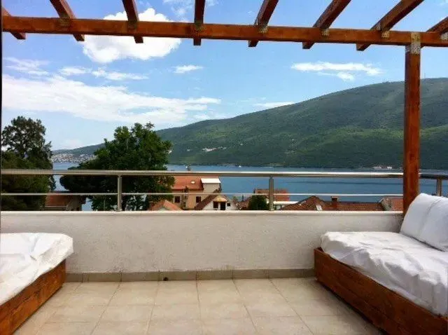 Izdavanje, trosoban stan, 150m², Đenovići, Herceg Novi