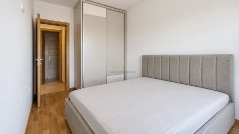 Furnished bedroom with a double bed and a built-in wardrobe. - image 8