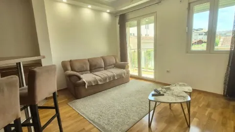 Dnevna soba sa garniturom, tepihom i izlazom na terasu. - image 5