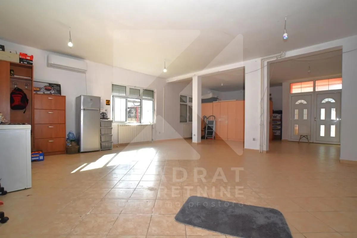 Rent, office space, 100m², Zlatica, Podgorica