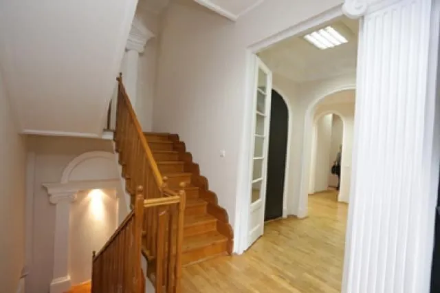 Izdavanje, kuća, 550m², Autokomanda, Voždovac Sve Podlokacije