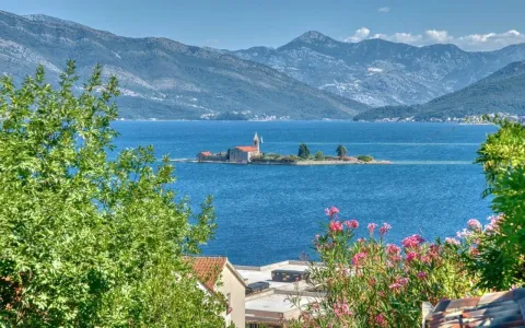 Pogled na more i ostrvo sa ostrvskim manastirom okružen planinama. - image 11