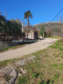 Seoski put ispred placa sa pogledom na brda i zelenilo. - image 8