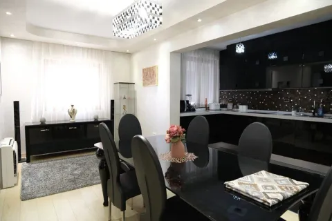 Izdavanje, četvorosoban stan, 178m², City Kvart, Podgorica - image 6