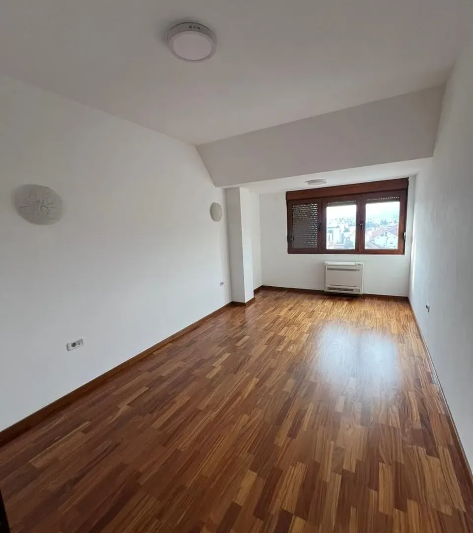 Izdavanje, četvorosoban stan, 200m², Preko Morače, Podgorica